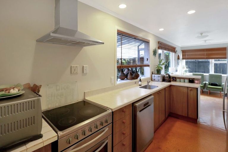 Photo of property in 7 Innes Way, Newlands, Wellington, 6037