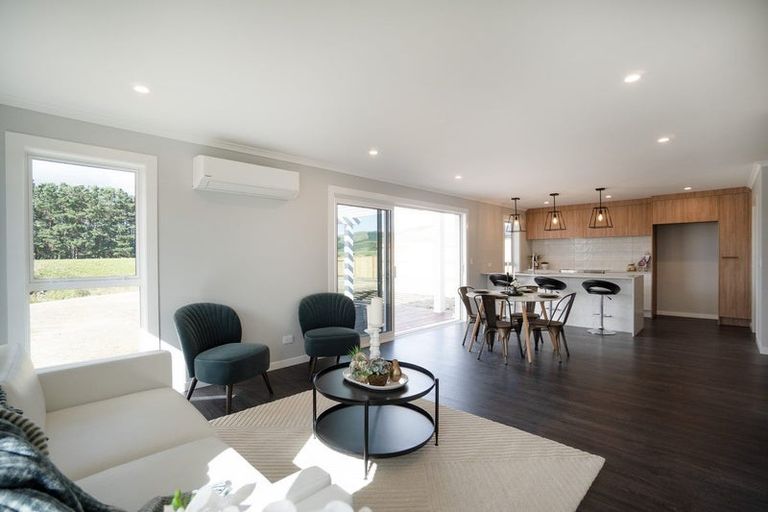 Photo of property in 44 Atlantic Drive, Fitzherbert, Palmerston North, 4410