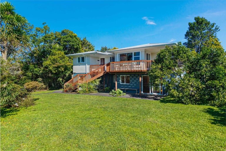 Photo of property in 42 Koraha Road, Kumeu, 0892