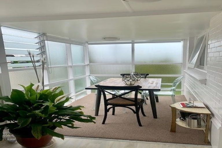 Photo of property in 2/96 East Coast Road, Forrest Hill, Auckland, 0620