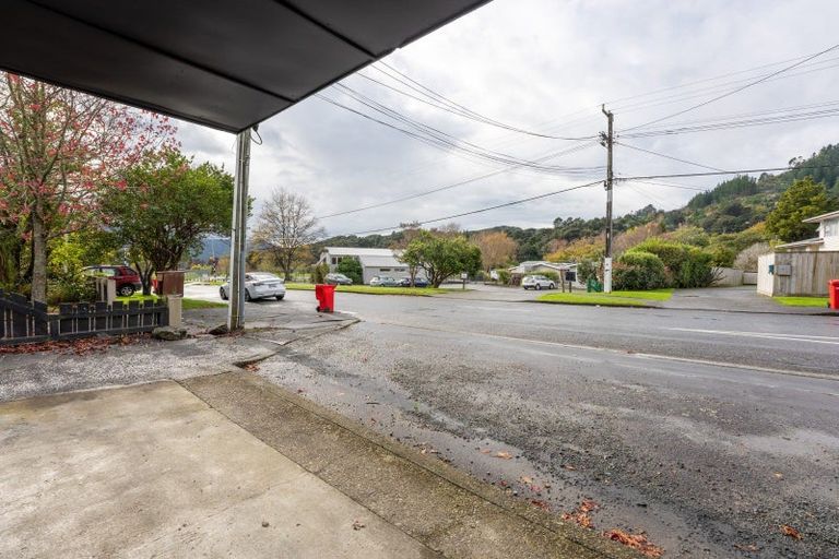Photo of property in 68 Pinehaven Road, Pinehaven, Upper Hutt, 5019