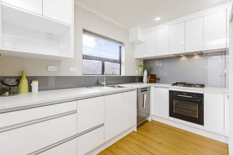 Photo of property in 89c Cascades Road, Pakuranga Heights, Auckland, 2010