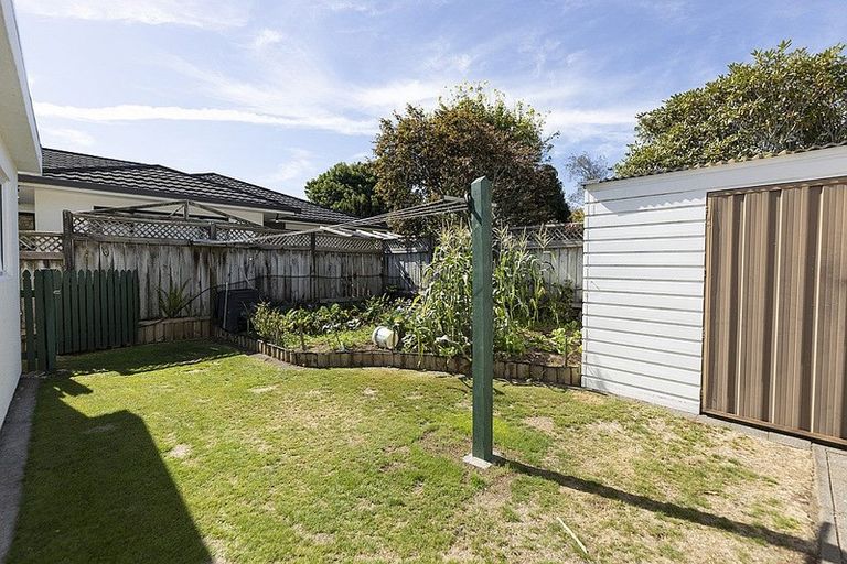 Photo of property in 1 Larsen Place, Merrilands, New Plymouth, 4312