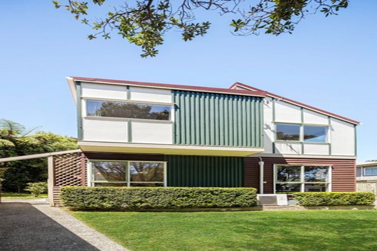 Photo of property in 40 Glanmire Road, Newlands, Wellington, 6037