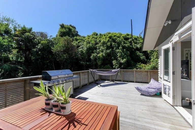 Photo of property in 49a Waiwaka Terrace, Strandon, New Plymouth, 4312