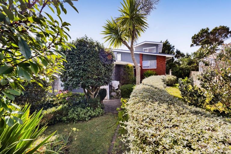 Photo of property in 8 Longview Drive, Merrilands, New Plymouth, 4312