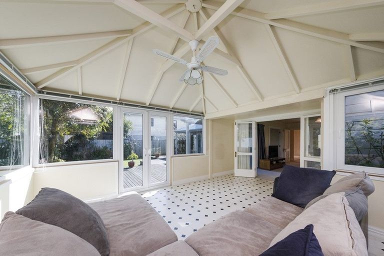 Photo of property in 27 Springdale Grove, Fitzherbert, Palmerston North, 4410