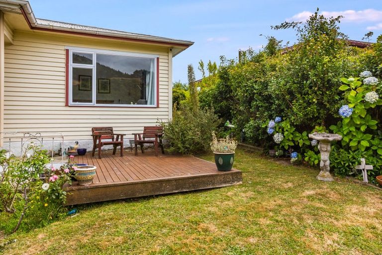 Photo of property in 16 Raroa Terrace, Tawa, Wellington, 5028