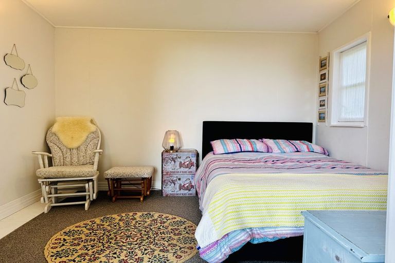 Photo of property in 8 Pendrell Road, Piha, New Lynn, 0772