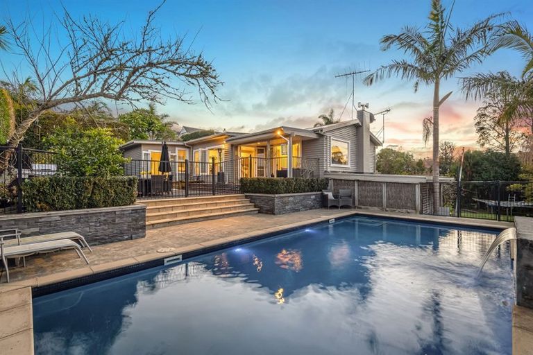 Photo of property in 2 Aotearoa Terrace, Murrays Bay, Auckland, 0630