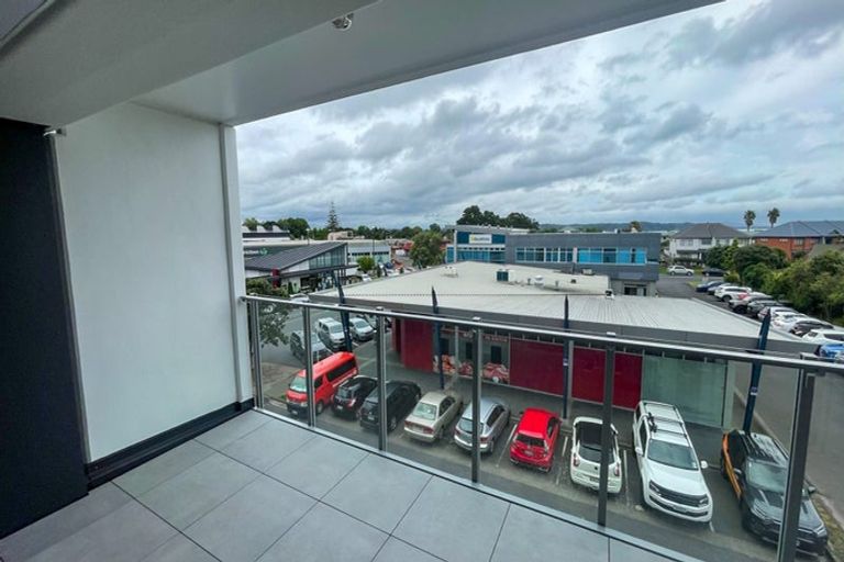 Photo of property in Bella Vista, 2d/84 Gunner Drive, Te Atatu Peninsula, Auckland, 0610