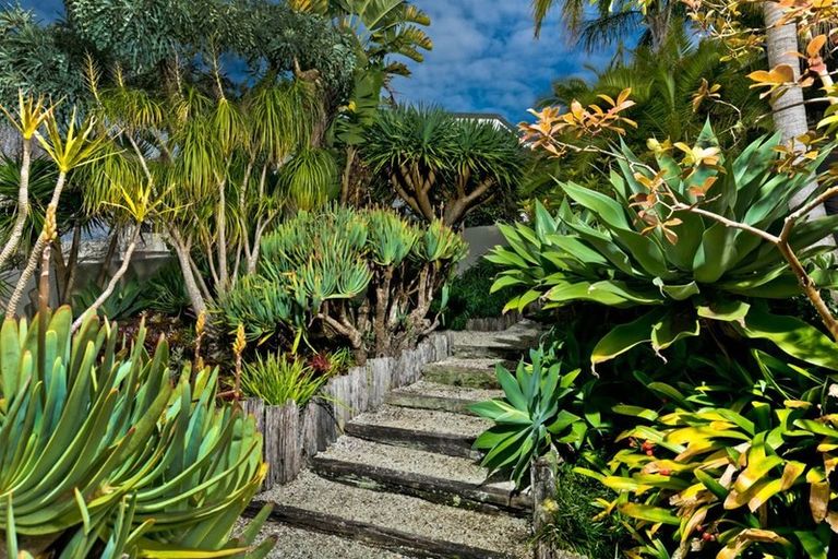 Photo of property in 18 Oakpark Place, West Harbour, Auckland, 0618