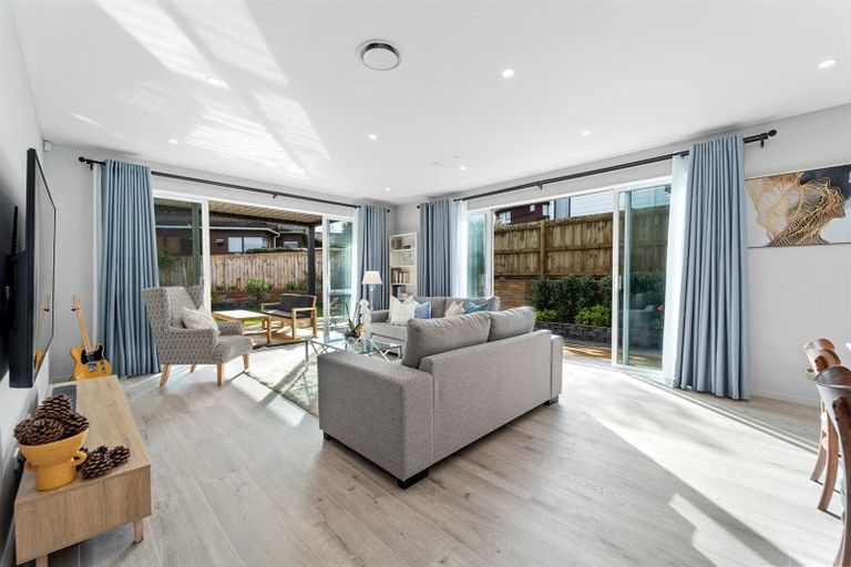 Photo of property in 7 Marlin Street, West Harbour, Auckland, 0618