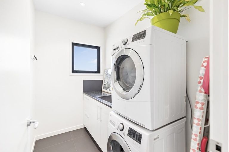 Photo of property in 33 Double Cone Road, Jacks Point, Queenstown, 9371