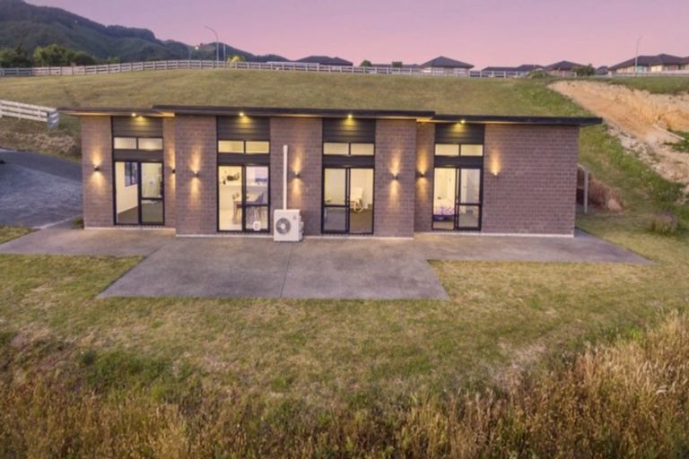 Photo of property in 51 Percy Kinsman Crescent, Riverstone Terraces, Upper Hutt, 5018