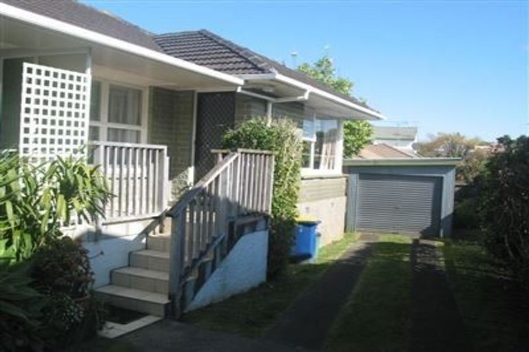 Photo of property in 2/59 Shakespeare Road, Milford, Auckland, 0620