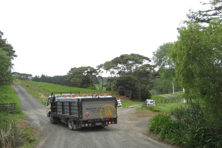 Photo of property in 198 Valley Road, Waimauku, 0881