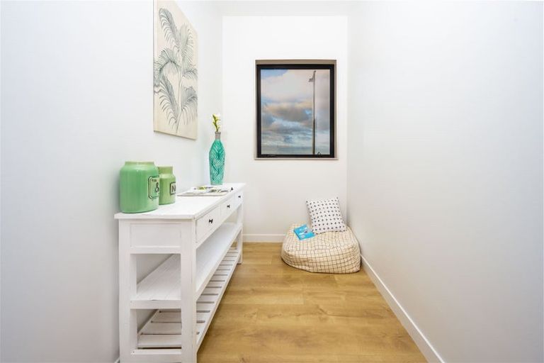 Photo of property in 1 Horokaka Street, Massey, Auckland, 0614