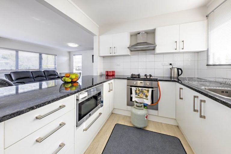 Photo of property in 34 Frobisher Way, Clendon Park, Auckland, 2103