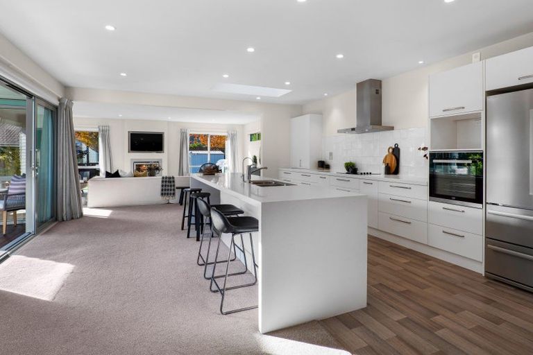 Photo of property in 100 Memorial Avenue, Ilam, Christchurch, 8053