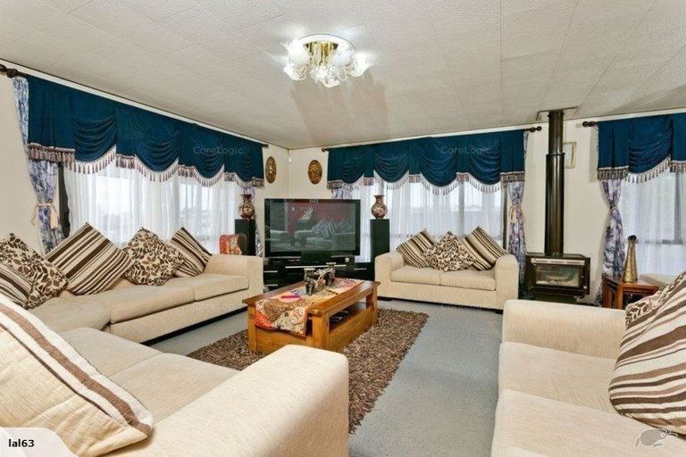 Photo of property in 80 Totaravale Drive, Totara Vale, Auckland, 0629