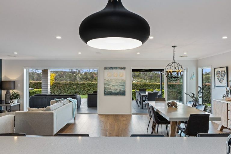 Photo of property in 60 Roberts Road, Matakatia, Whangaparaoa, 0930