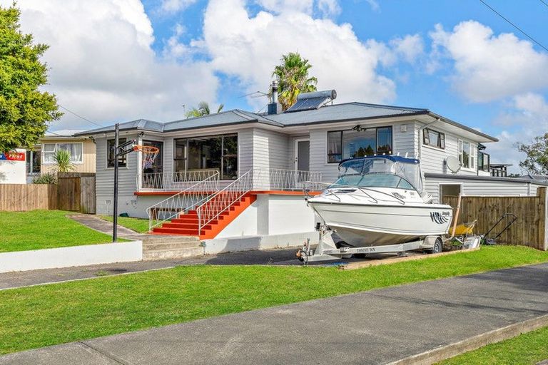 Photo of property in 18 Murray Road, Te Atatu Peninsula, Auckland, 0610