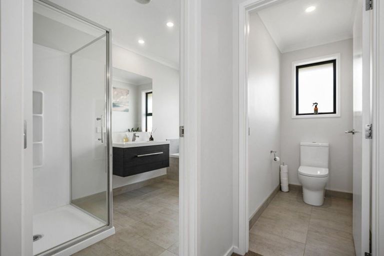 Photo of property in 11 Lakeside Terrace, Omokoroa, 3114