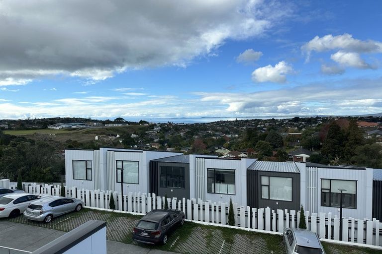 Photo of property in 2/735 East Coast Road, Browns Bay, Auckland, 0630