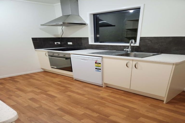 Photo of property in 35 Fruitvale Road, New Lynn, Auckland, 0600