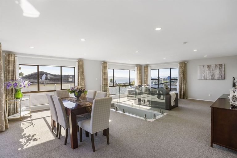 Photo of property in 1/28 Knights Road, Rothesay Bay, Auckland, 0630