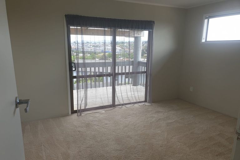 Photo of property in 33 Hobsonville Road, West Harbour, Auckland, 0618