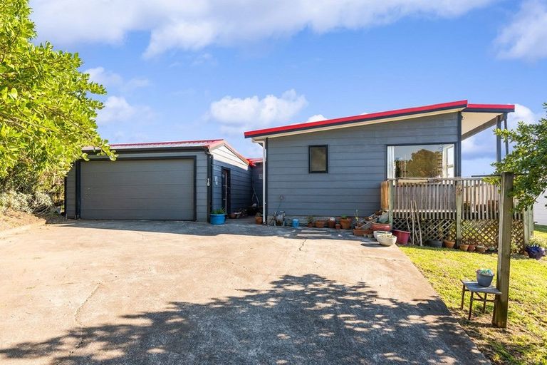 Photo of property in 16 Frances Street, Waikanae Beach, Waikanae, 5036