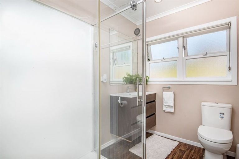 Photo of property in 365 Wairau Road, Totara Vale, Auckland, 0629