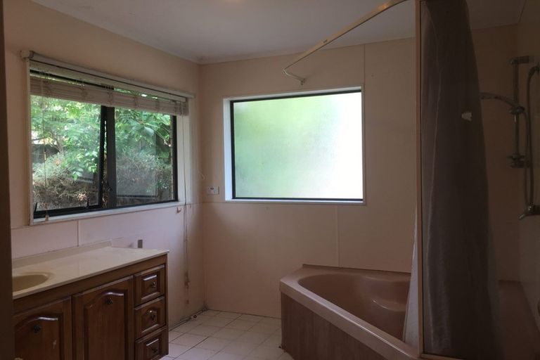 Photo of property in 10 Ewhurst Place, Goodwood Heights, Auckland, 2105