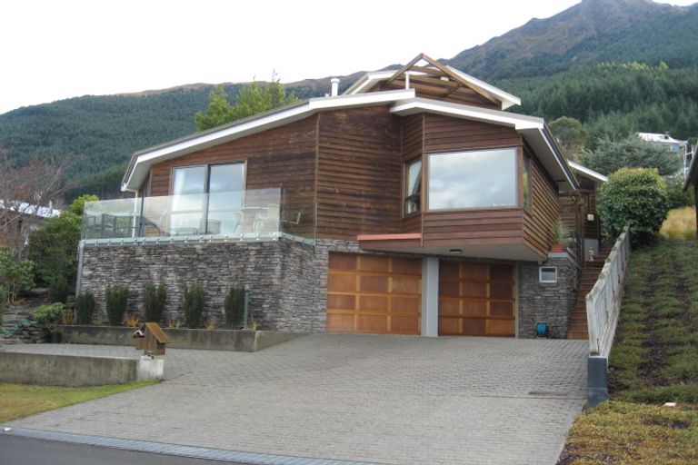 Photo of property in 24 Wynyard Crescent, Fernhill, Queenstown, 9300