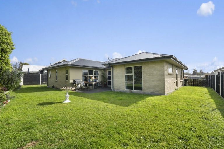 Photo of property in 12 Ruru Place, Levin, 5510