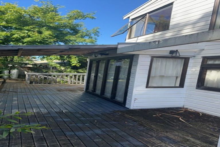 Photo of property in 1 Crown Hill Close, Forrest Hill, Auckland, 0620