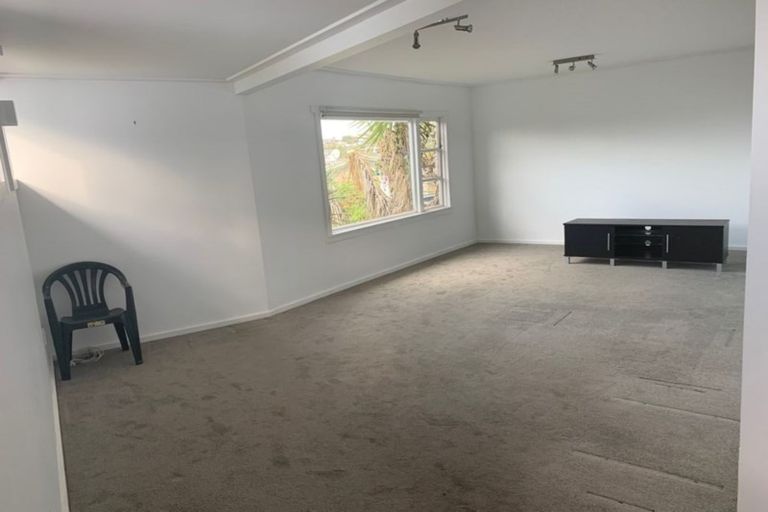 Photo of property in 2/36 Masterton Road, Rothesay Bay, Auckland, 0630