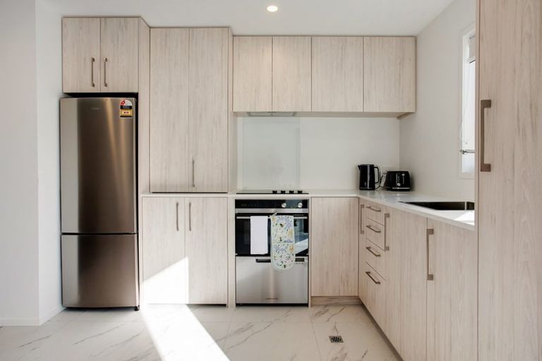 Photo of property in 4/23 Awaroa Road, Sunnyvale, Auckland, 0612