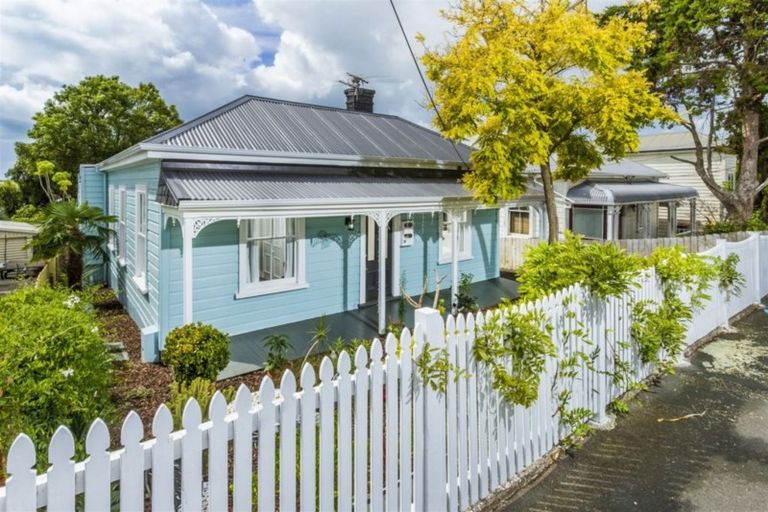 Photo of property in 104 Calliope Road, Stanley Point, Auckland, 0624