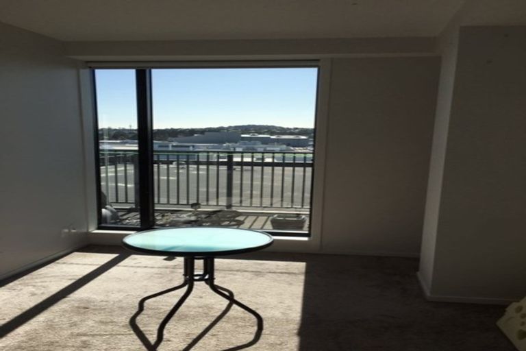 Photo of property in 10 Barron Drive, Green Bay, Auckland, 0604