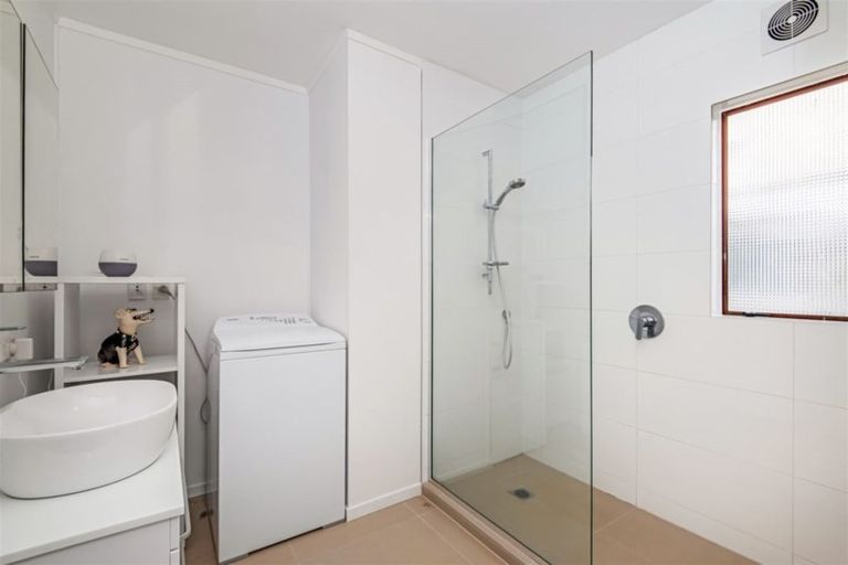 Photo of property in 2/22 North Avenue, Narrow Neck, Auckland, 0624