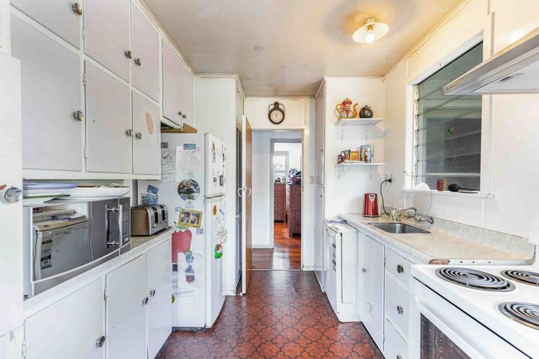 Photo of property in 25 Bridgens Avenue, Te Atatu Peninsula, Auckland, 0610