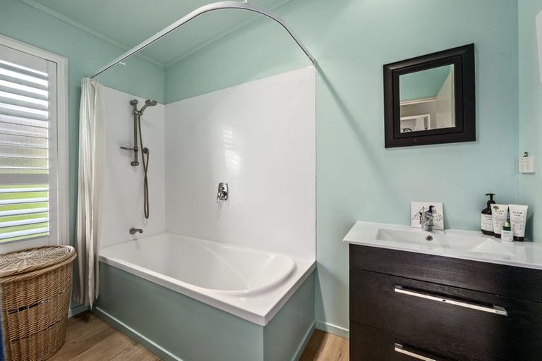 Photo of property in 5 Empressa Heights, Helensville, 0800