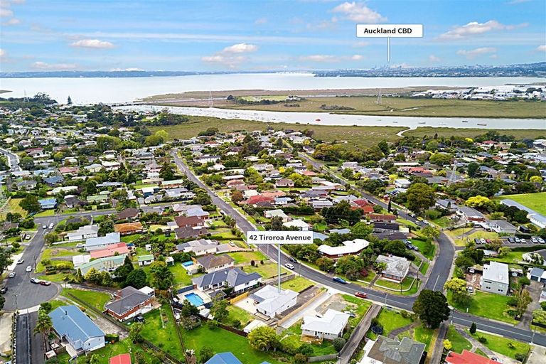 Photo of property in 42 Tiroroa Avenue, Te Atatu South, Auckland, 0610