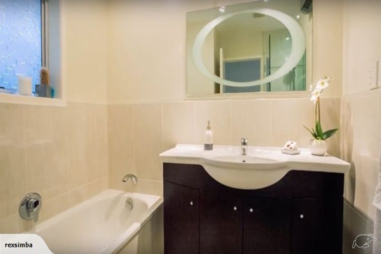 Photo of property in 2/20 Malters Place, Browns Bay, Auckland, 0630