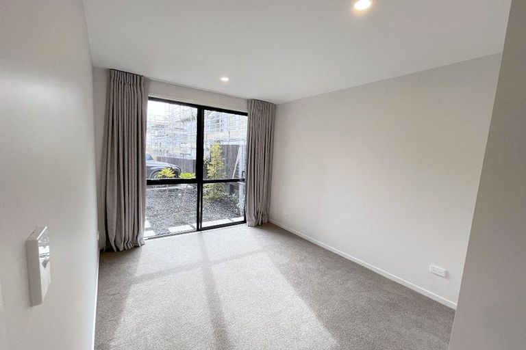 Photo of property in 2/8 Chivalry Road, Glenfield, Auckland, 0629