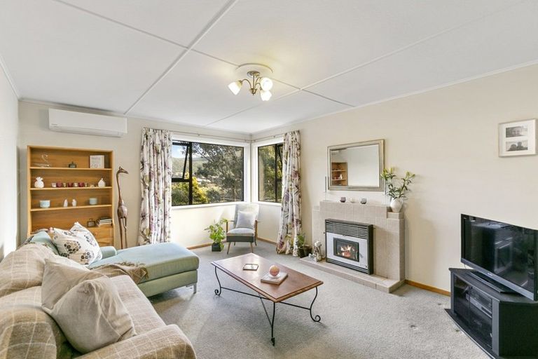 Photo of property in 76 Taylor Terrace, Tawa, Wellington, 5028