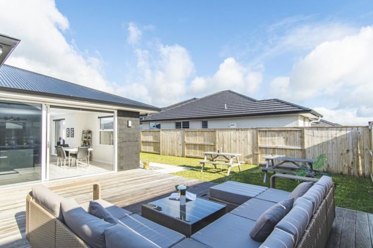 Photo of property in 63 Te Kio Crescent, Papamoa Beach, Papamoa, 3118
